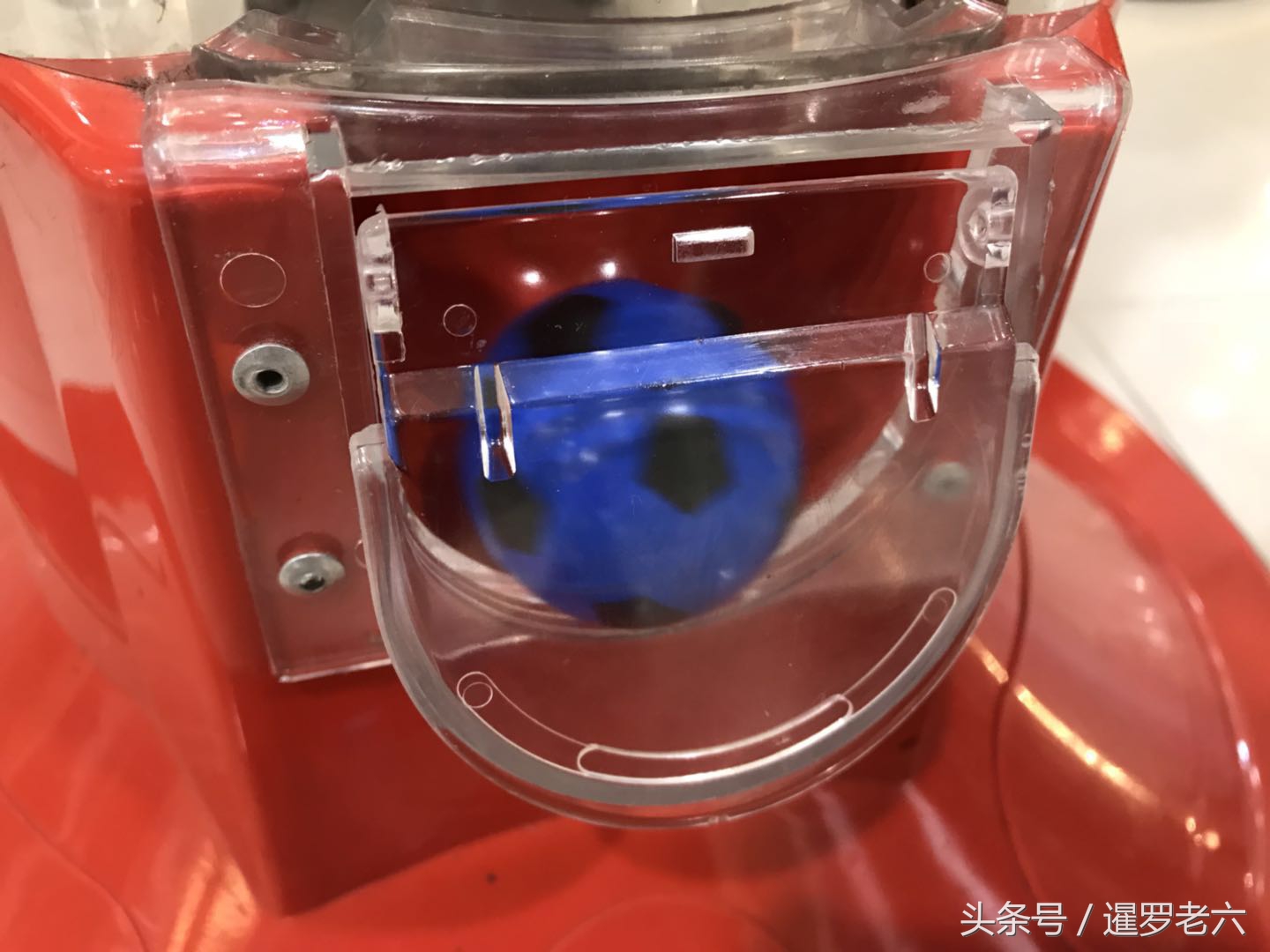 曼谷的投币玩具机4元玩一回，孩子看见走不动道！弹力球有点坑！