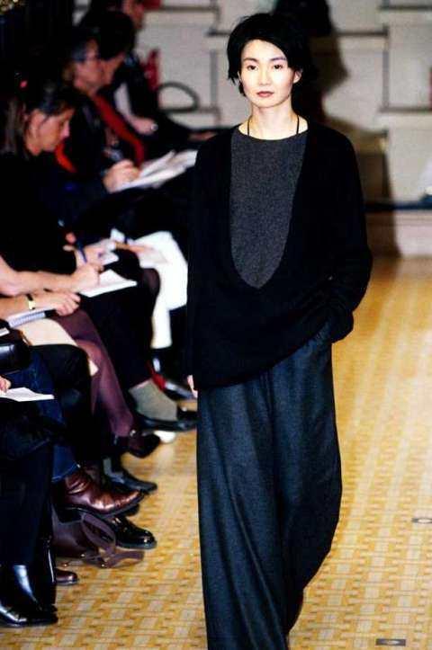 张曼玉走秀只能用高级来形容,而范爷这T台姿势眼神和张馨予好像