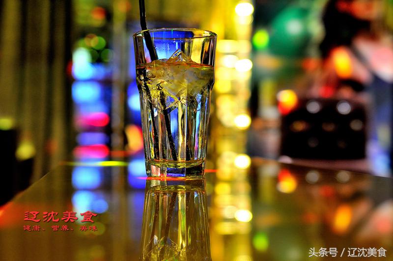 这间酒吧在咖啡馆里，KTV藏在台球厅里，麻将室在咖啡厅上面