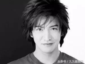 青春期男生如何变成娘娘腔,为什么娘娘腔里的男人会流行