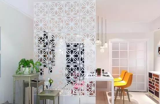 卫生间门正对餐厅和阳台,餐厅正对卫生间