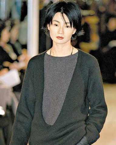 张曼玉走秀只能用高级来形容,而范爷这T台姿势眼神和张馨予好像