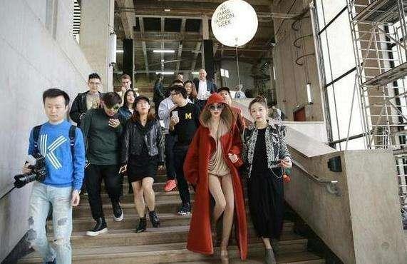 张曼玉走秀只能用高级来形容,而范爷这T台姿势眼神和张馨予好像