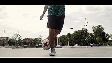 五个最简单实用的足球过人技巧,5种花哨的足球过人技巧