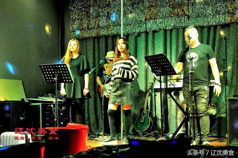 这间酒吧在咖啡馆里，KTV藏在台球厅里，麻将室在咖啡厅上面