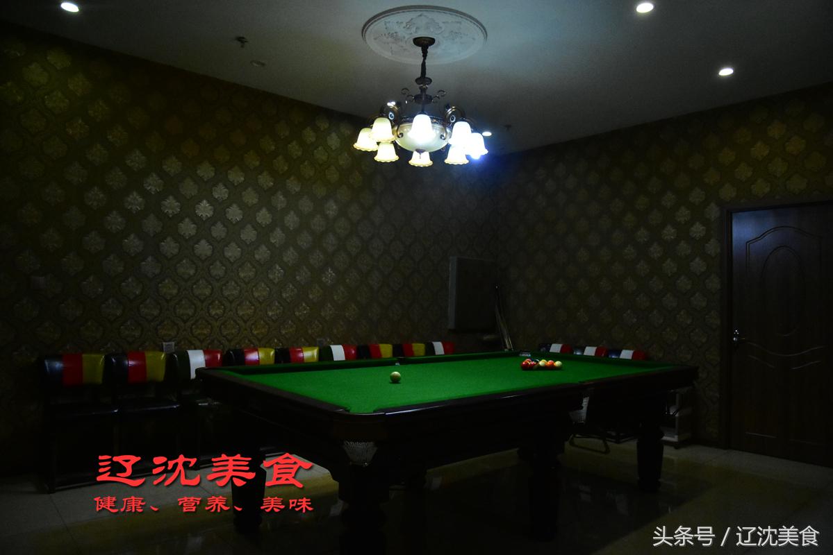 这间酒吧在咖啡馆里，KTV藏在台球厅里，麻将室在咖啡厅上面