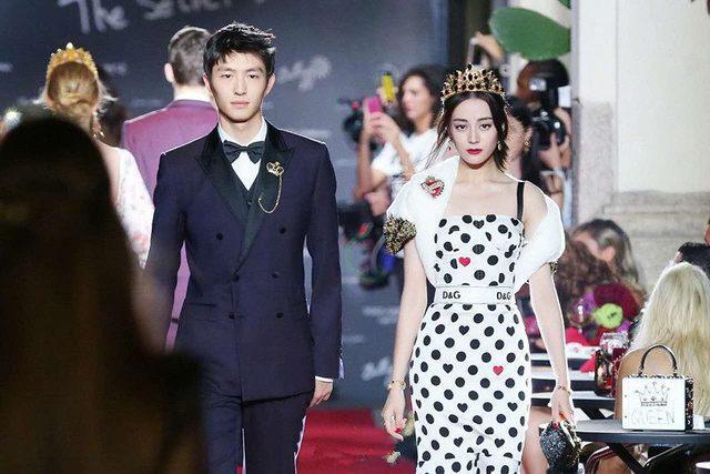 张曼玉走秀只能用高级来形容,而范爷这T台姿势眼神和张馨予好像