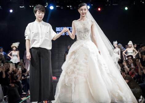 张曼玉走秀只能用高级来形容,而范爷这T台姿势眼神和张馨予好像