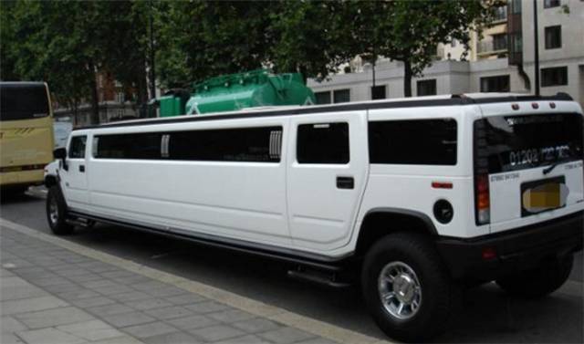 土豪花300万买加长悍马，二手被人50万买走跑婚庆，半年回本！