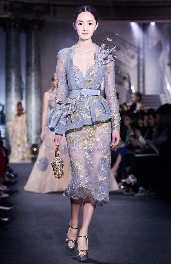 张曼玉走秀只能用高级来形容,而范爷这T台姿势眼神和张馨予好像