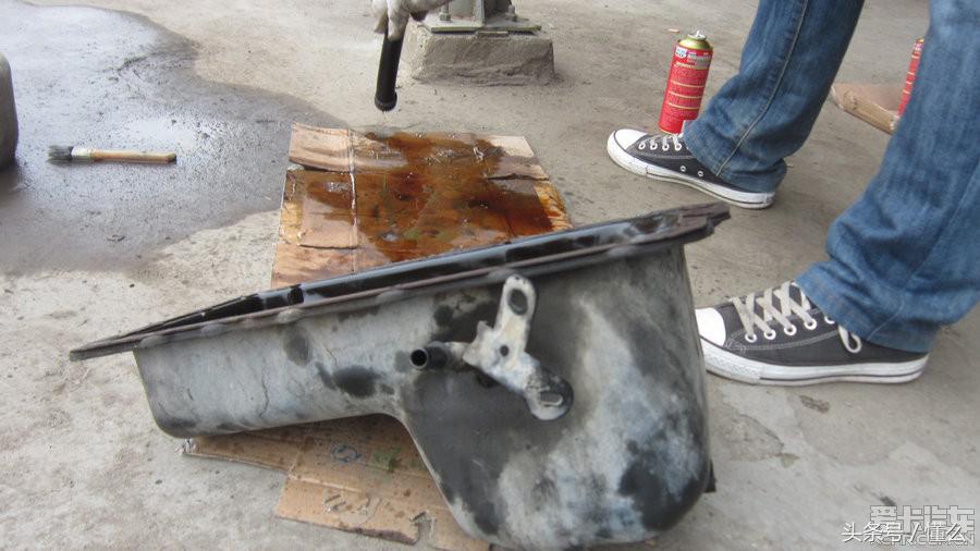 宝马320I大修发动机解决严重烧机油、冒蓝烟、尾气发臭问题