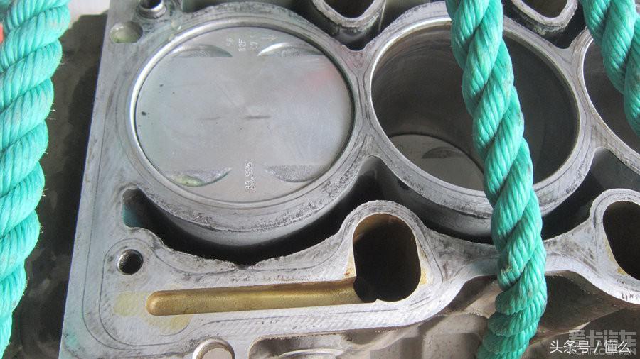 宝马320I大修发动机解决严重烧机油、冒蓝烟、尾气发臭问题