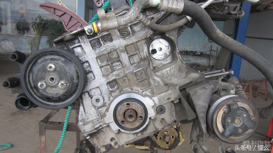 宝马320I大修发动机解决严重烧机油、冒蓝烟、尾气发臭问题