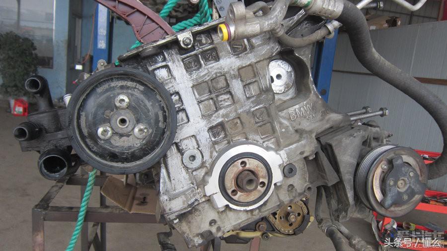 宝马320I大修发动机解决严重烧机油、冒蓝烟、尾气发臭问题