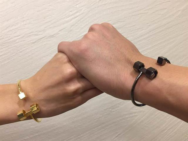 被公公批评衬衣领子太低,何润东太太顽皮应对,公公大喊