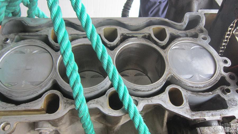 宝马320I大修发动机解决严重烧机油、冒蓝烟、尾气发臭问题