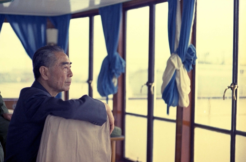 周恩来最后的日子与*小平邓**复出