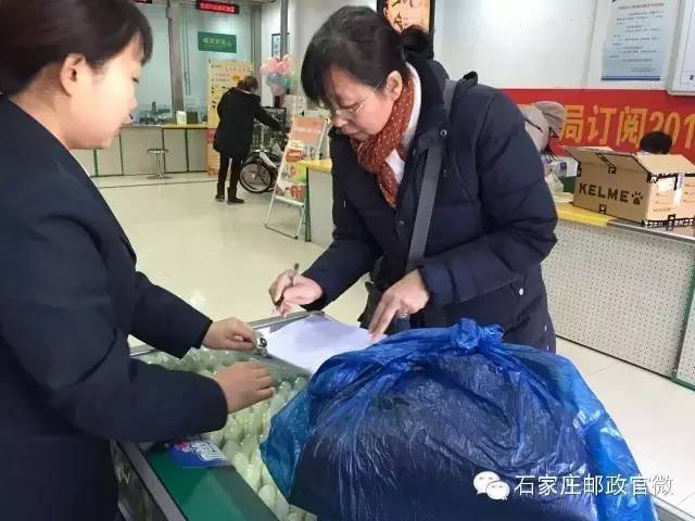 关爱留守儿童衣服,1200余套爱心冬衣让孩子温暖过冬