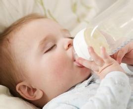 迷信进口奶粉，听信初乳有毒，孩子转危为安后家长仍心有余悸