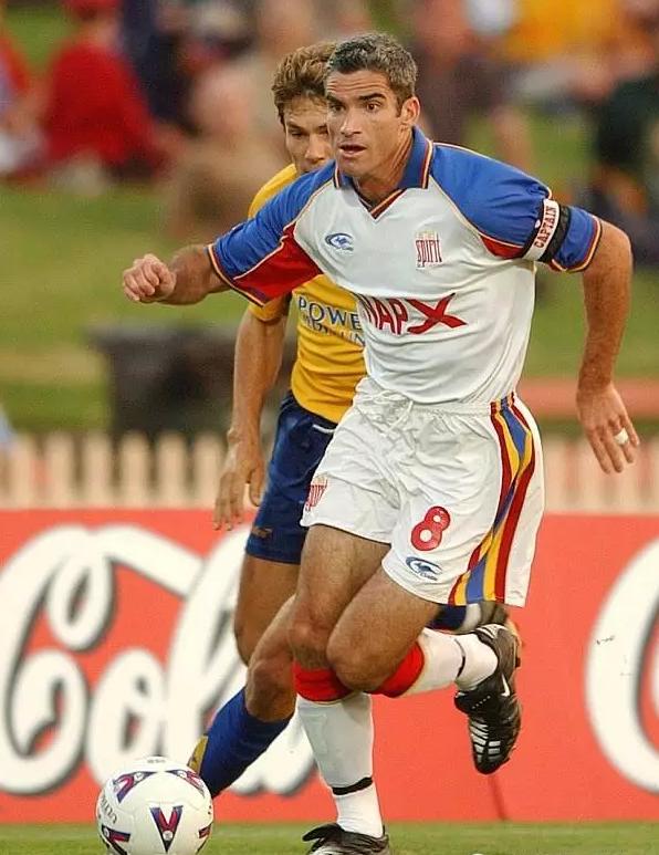 澳球星公然将手放女儿胸前上下游走,并遭镜头直播!网友:太猥琐