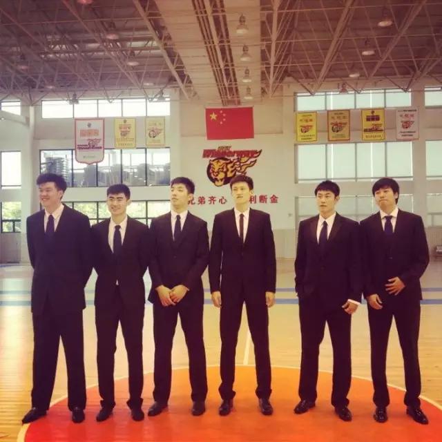 职场员工参加公司年会怎么穿搭,单位年会怎么穿才好看