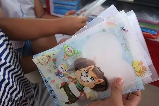 家长注意了,这种包书皮很危险