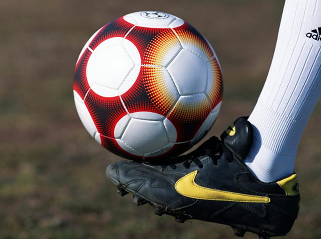 我竟无言以对原版视频,踢得不错但就是不会颠球