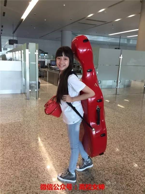 欧阳娜娜三姐妹颜值相差大,欧阳娜娜三姐妹一共几岁了