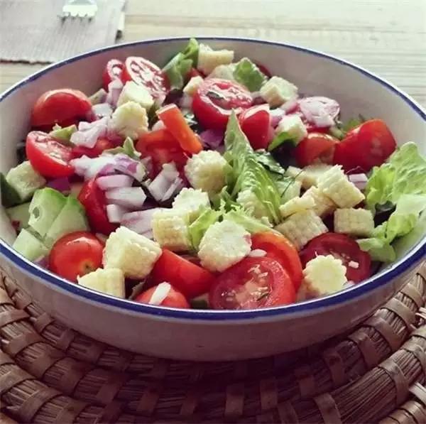 酒店枕头中间有个洞是做什么用的,酒店客房枕头都有哪些