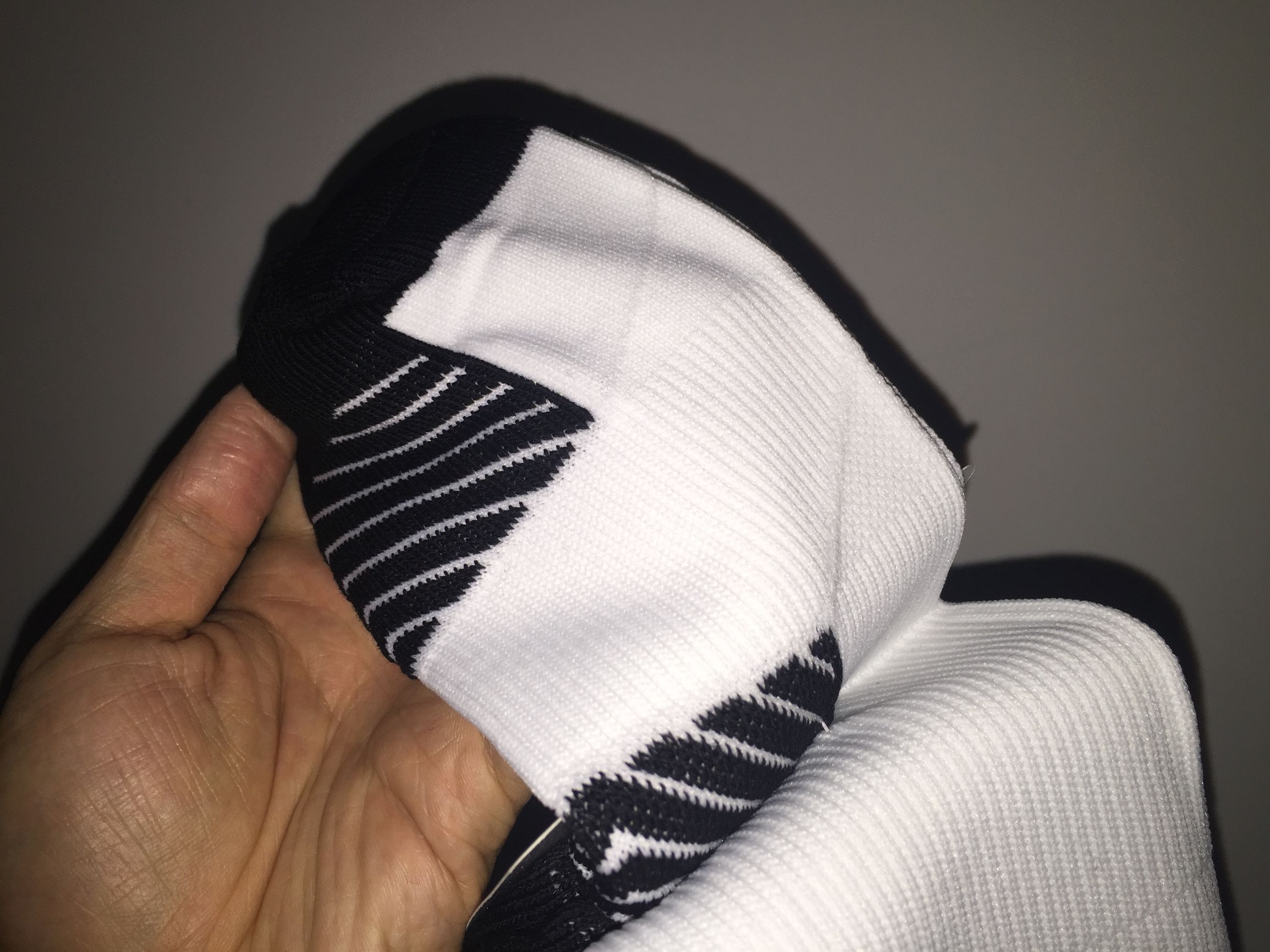 山寨足球鞋,安踏雄狮足球鞋郑智