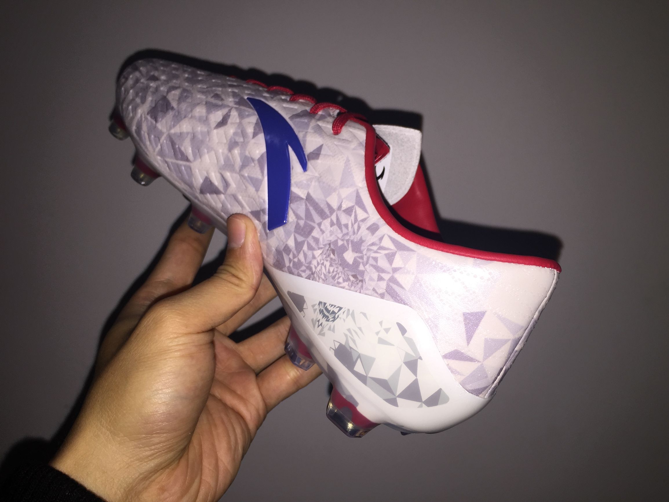 山寨足球鞋,安踏雄狮足球鞋郑智