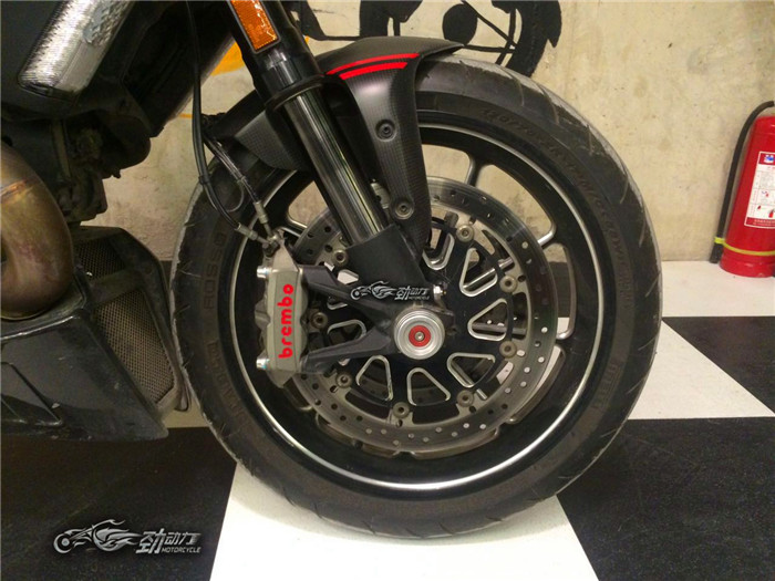 杜卡迪大魔鬼碳纤版怎么调时间,16款杜卡迪大魔鬼碳纤