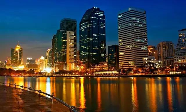 揭秘:真实的泰国人妖,昙花一现的美丽