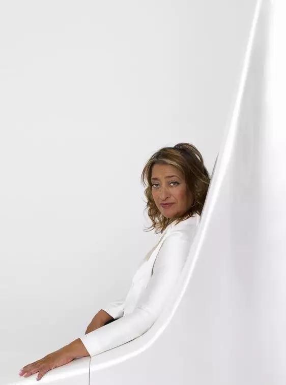 身处边缘,她以无与伦比的才华勤奋个性,勇敢地活出了自己