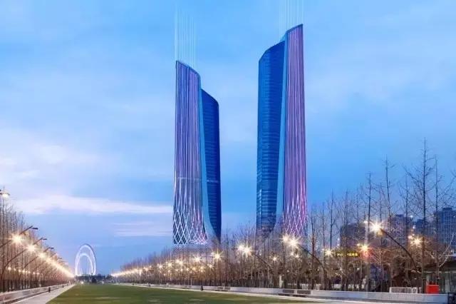 身处边缘,她以无与伦比的才华勤奋个性,勇敢地活出了自己