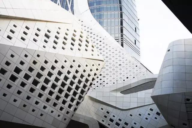 身处边缘,她以无与伦比的才华勤奋个性,勇敢地活出了自己