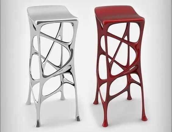 身处边缘,她以无与伦比的才华勤奋个性,勇敢地活出了自己