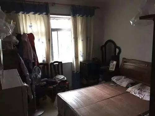 90后夫妻小卧室改造,95后小伙花12万改造200平破旧小屋