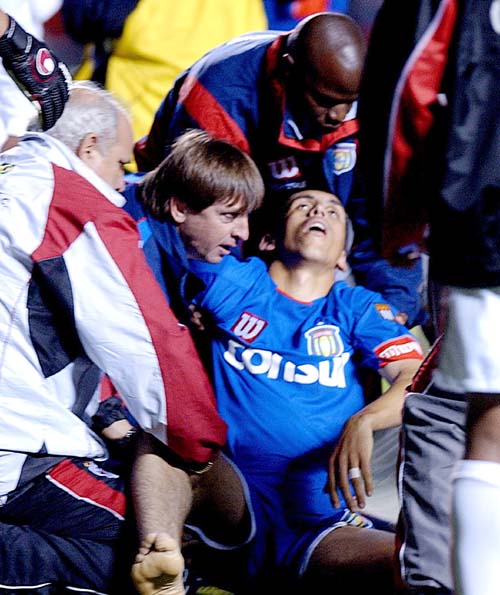 努力到无能为力的足球运动员,拿生命去防守的足球运动员