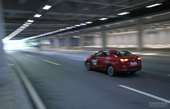 外观和实用方面也各有特色,蓝鸟外观漂亮