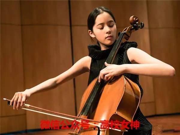 欧阳娜娜三姐妹颜值相差大,欧阳娜娜三姐妹一共几岁了