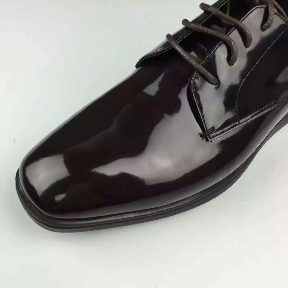 prada衣服新款主推系列 (prada中古款跟专柜款白标一样吗)