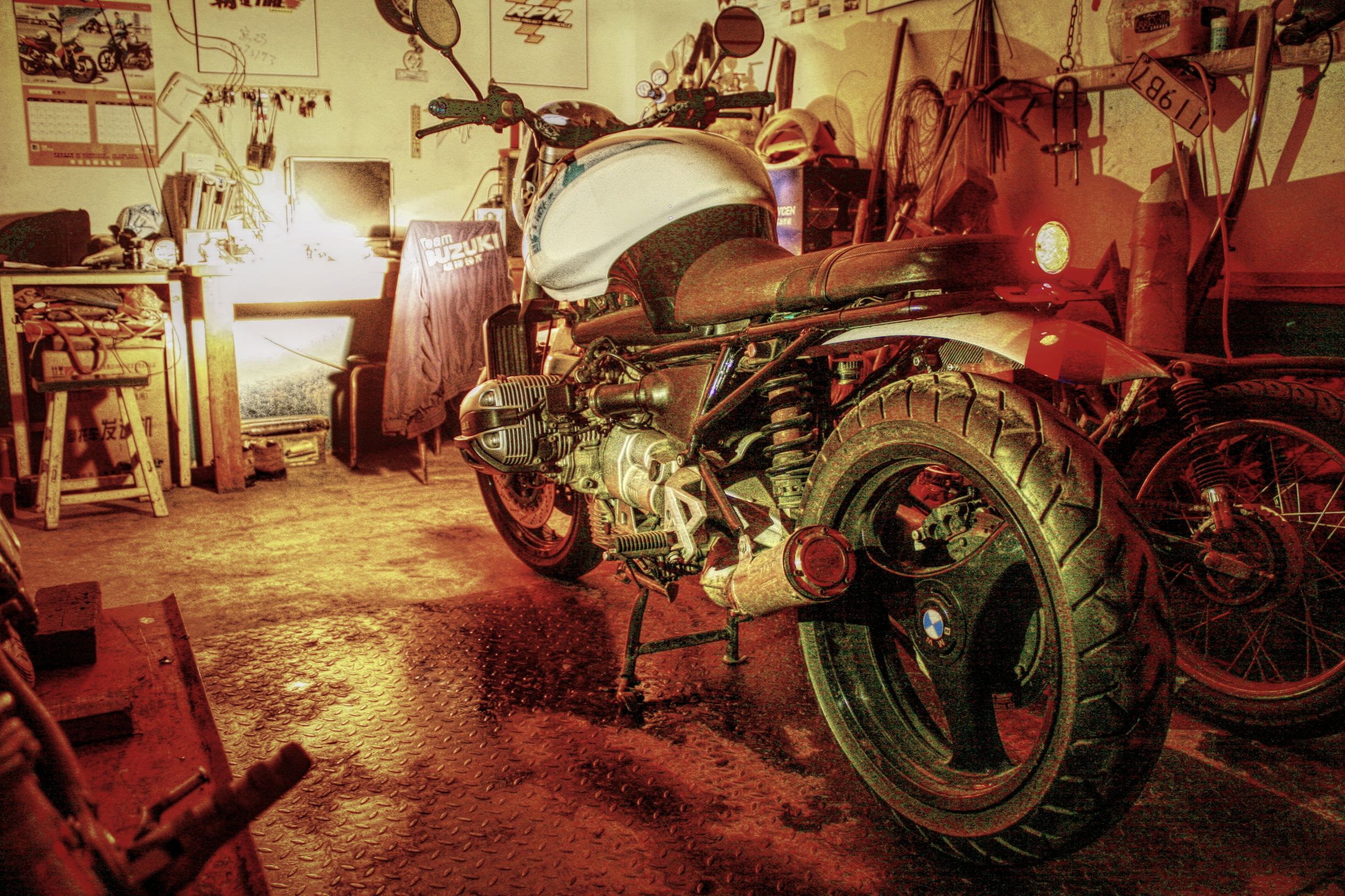 独特设计复古摩托车,中国小伙手工打造摩托车