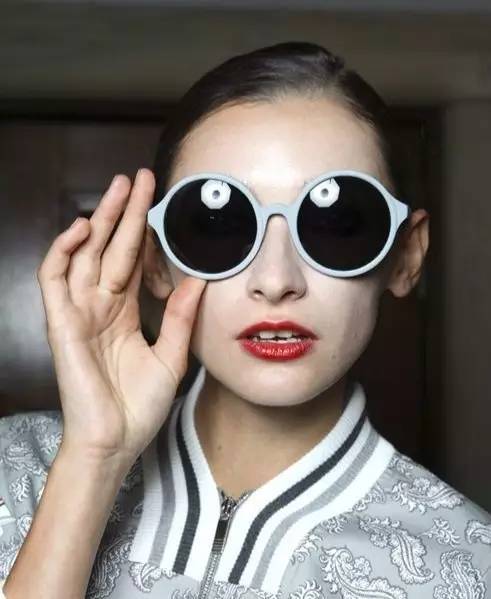 太阳镜戴出大牌范儿视频效果,太阳镜戴出了高级感