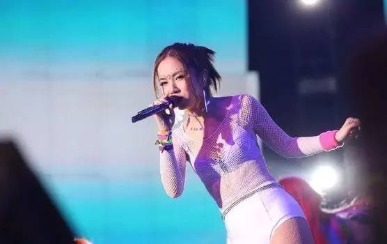 邓紫棋跨年神女造型高清图,邓紫棋2024跨年演唱会造型