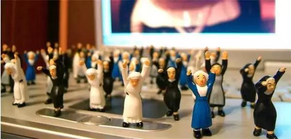 酒店枕头中间有个洞是做什么用的,酒店客房枕头都有哪些