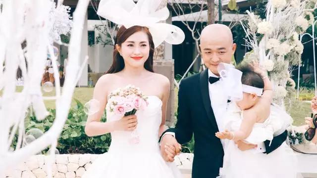 柳岩婚礼被戏弄视频,柳岩在包贝尔婚礼上的遭遇