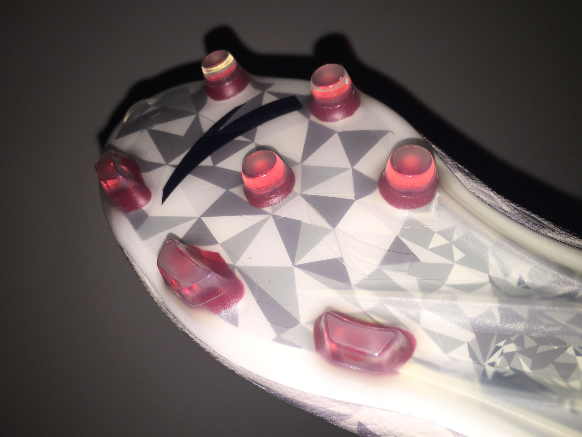 山寨足球鞋,安踏雄狮足球鞋郑智