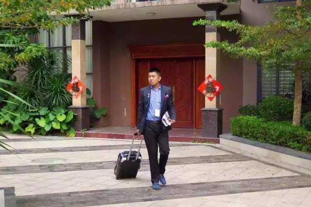 用户说｜三十度没带正装，商旅人士的必备烦恼