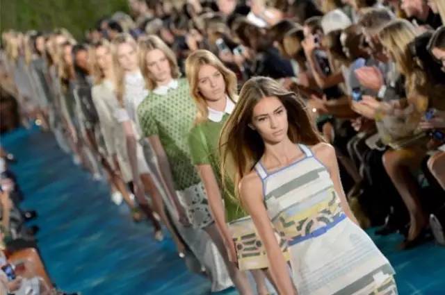 toryburch最火的视频,toryburch为什么要排队